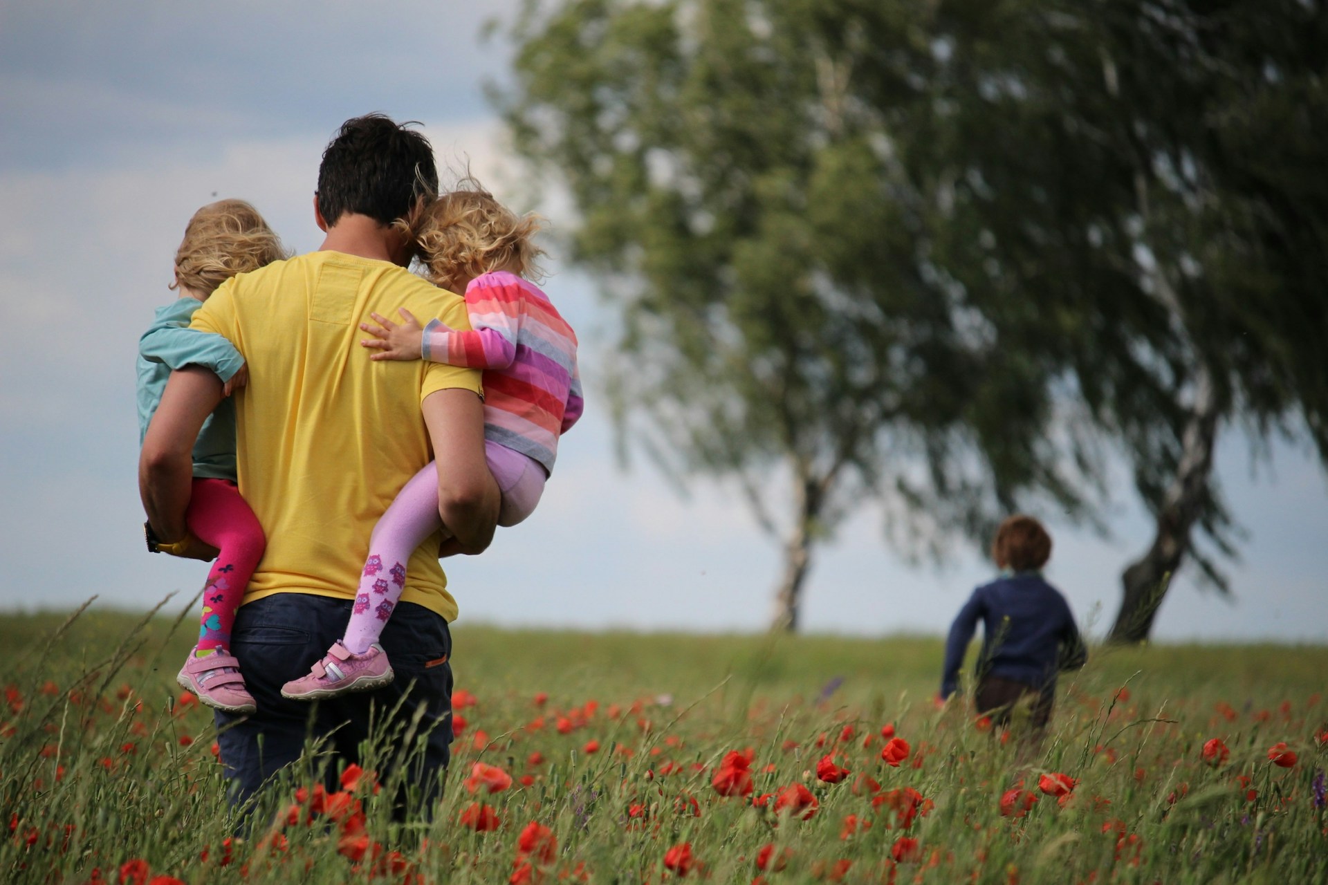 Famiglia che passeggia in campagna